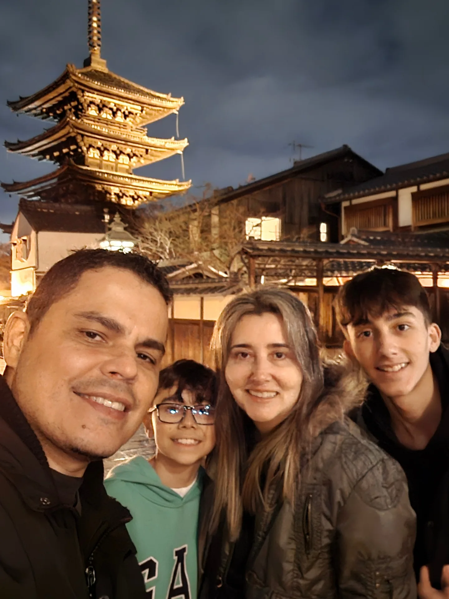 Família viajando por uma rua em Tóquio